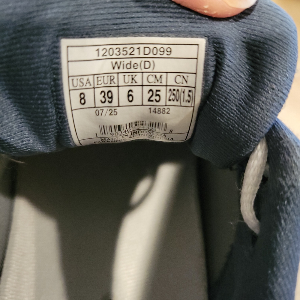Brooks Women's Gray and White Athletic Running Shoes in 8W - Picture 10 of 11